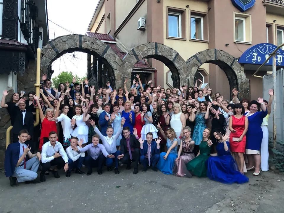 Группа выпускников празднует у входа в комплекс «Гостиный Двор»